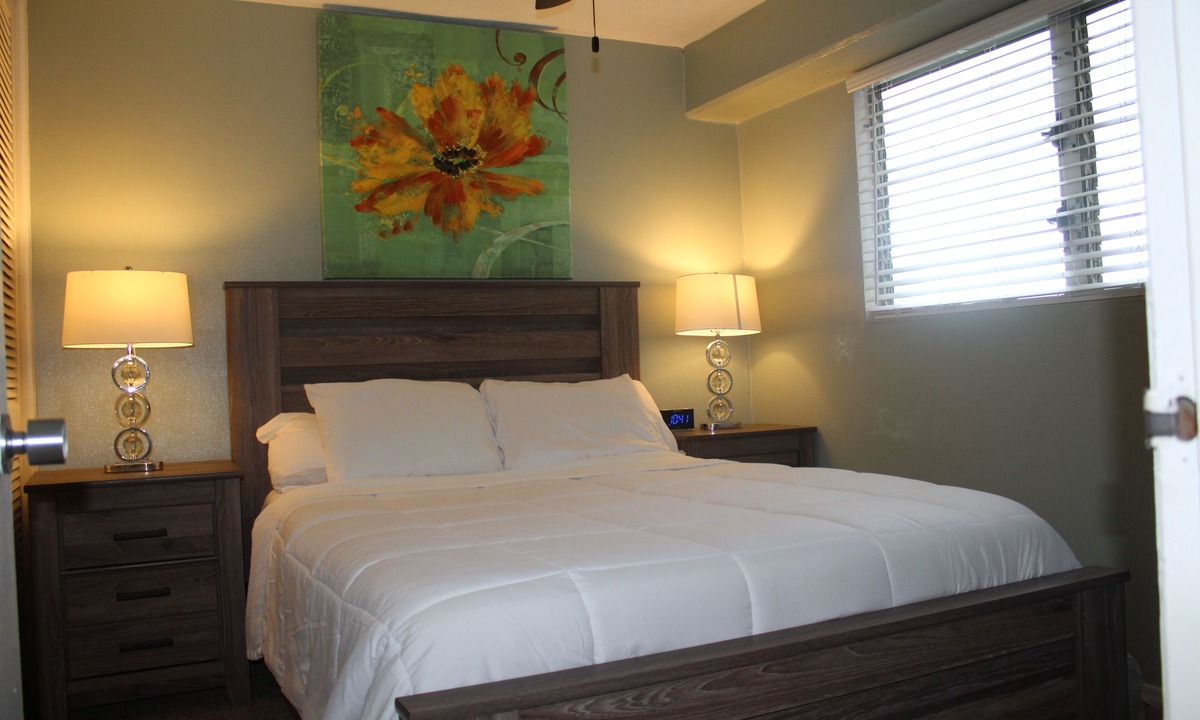 McCully - Moiliili Condo | Great Location in Waikiki! Views of mountains, city, and ocean!