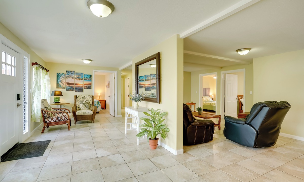 Kalihi Valley Condo | 7 Mi to Waikiki: Airy Retreat Near Shops & Eats!