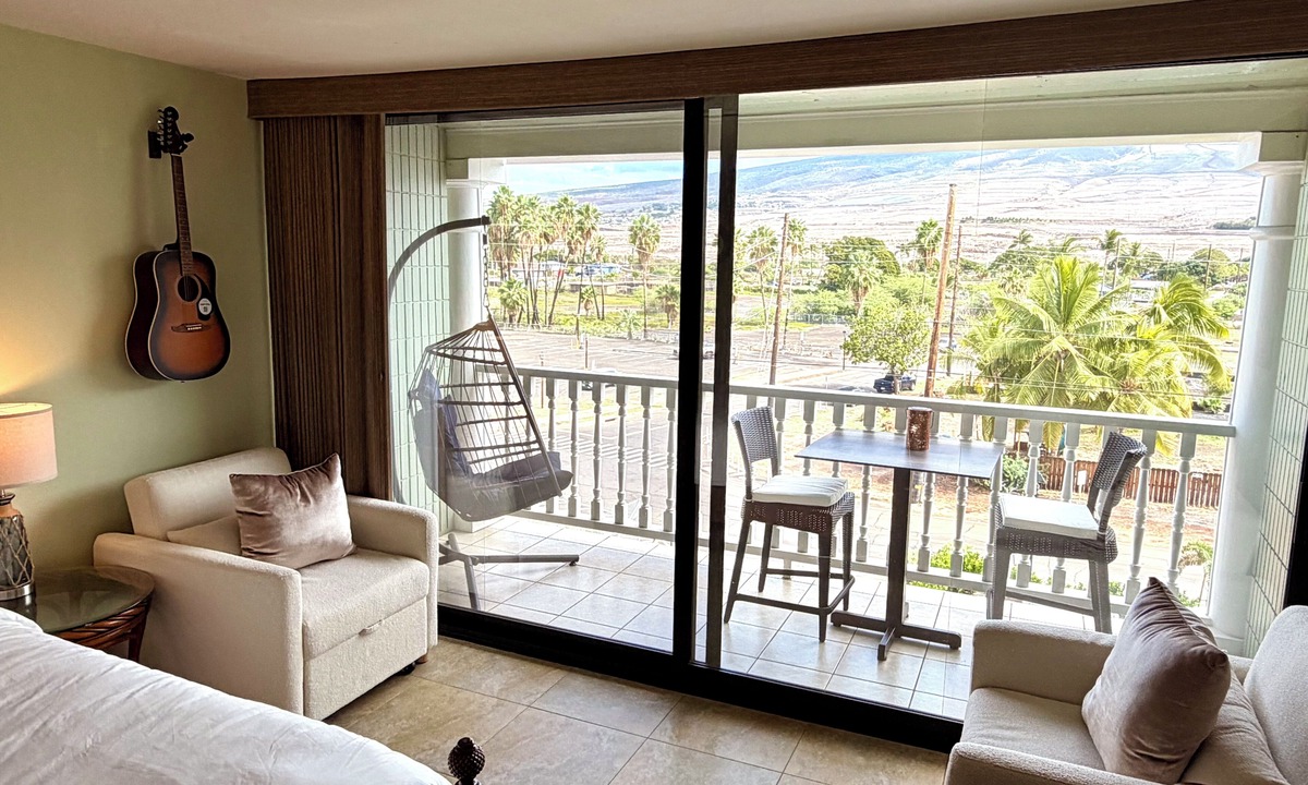 Historic Lahaina Front Street Hotel | Guest Favorite: Beachfront Studio Turtles, Monk Seals, Surf & Mountain View