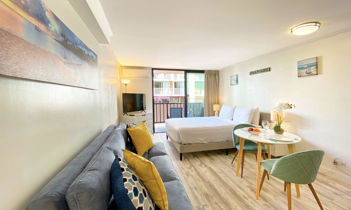 Waikiki Hotel | Studio in the HEART of Waikiki! Steps to the BEACH with Full Kitchenette