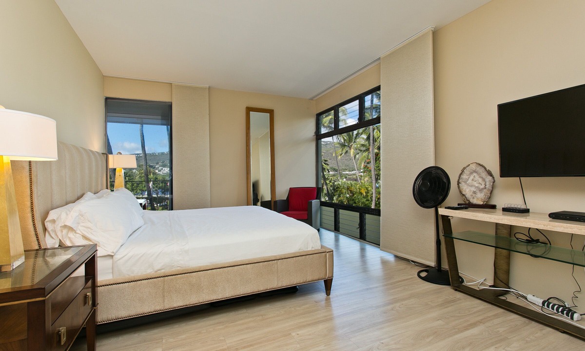 Waialae Iki Condo | Fabulous, Renovated Large 3BR Condo on Kahala Beach