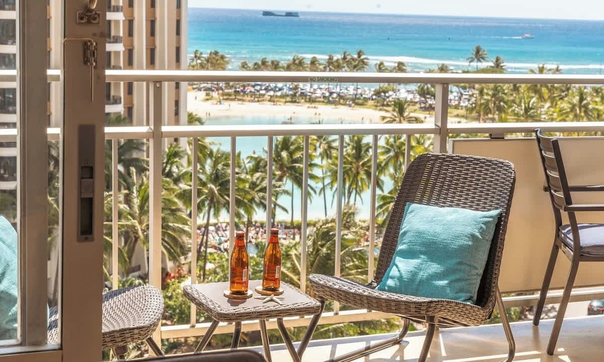 Waikiki Condo | Oceanview condo w/lanais & pool access