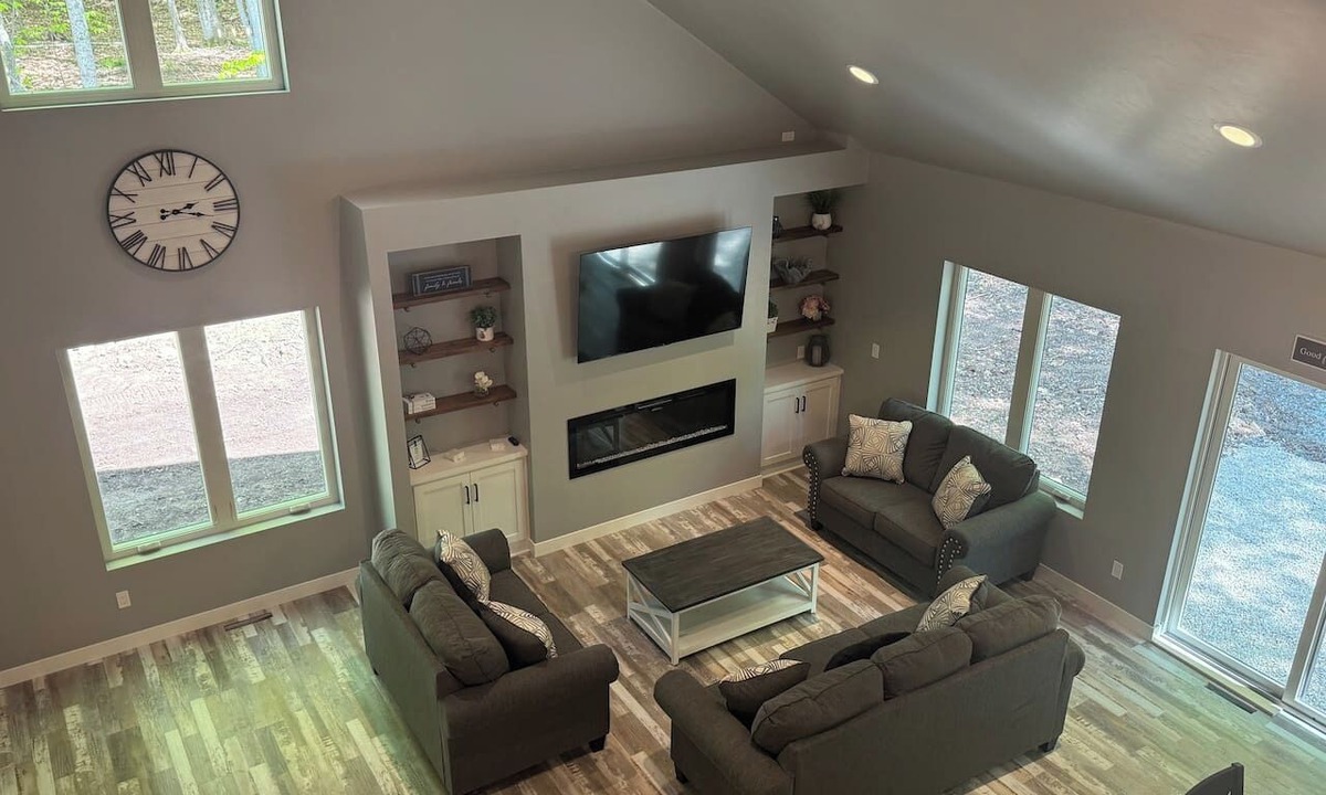 Egg Harbor House | 5 Bed, 6 Bath Home Sleeps 24 w/Hot Tub in Door Co.