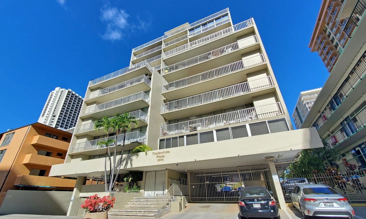 Waikiki Apartment | Spacious Studio Apt. with WiFi and A/C - Super close to Beach & Zoo