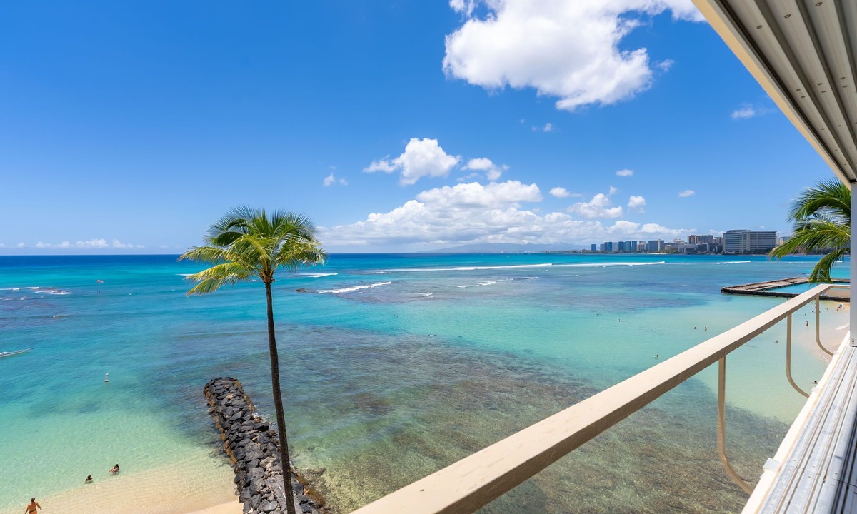 Diamond Head - Kapahulu - St. Louis Condo | Kaimana Surf Luxe by Gather: Beachfront 1BR w/A/C, Views & Dining