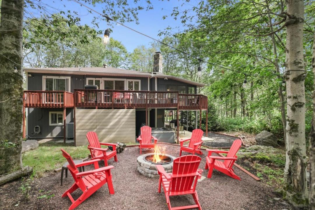 Tobyhanna House | Contemporary Home in Pocono Farms Country Club