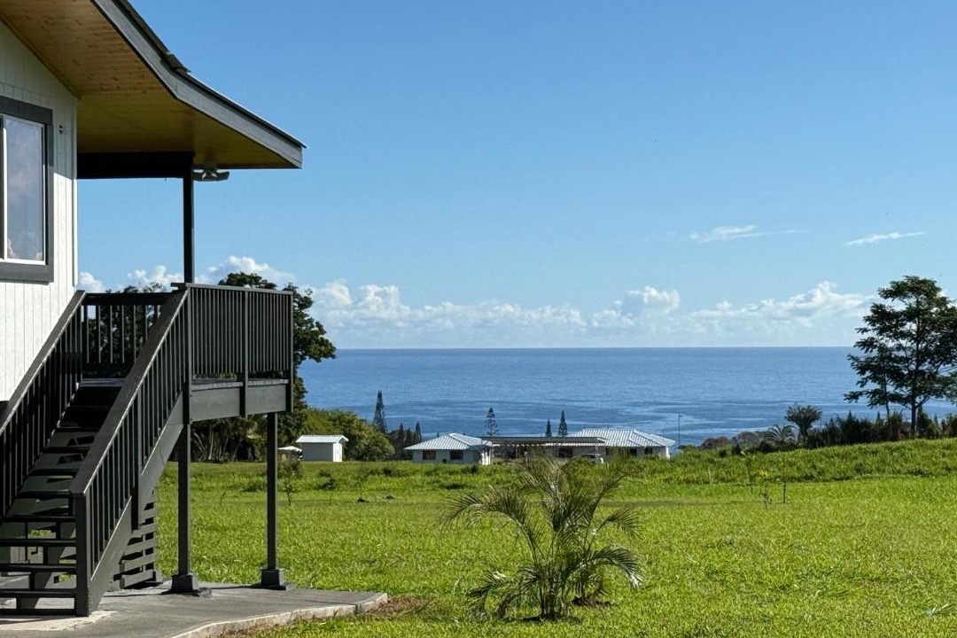 Honomu House | Luxury Farm Stay with Hot Tub, Cold Plunge and Cuddle Cows