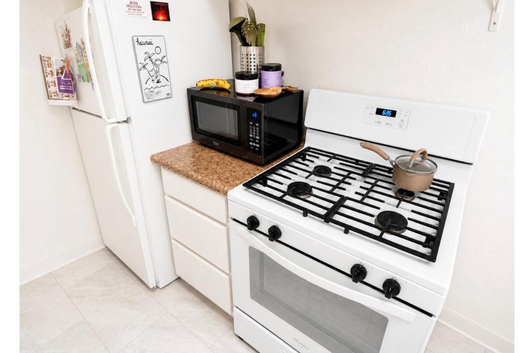 Historic Kailua Village House | SHARE with working host, WiFi, AC, Pool, walk to Downtown, 15 min to airport - Friendly Cats in house