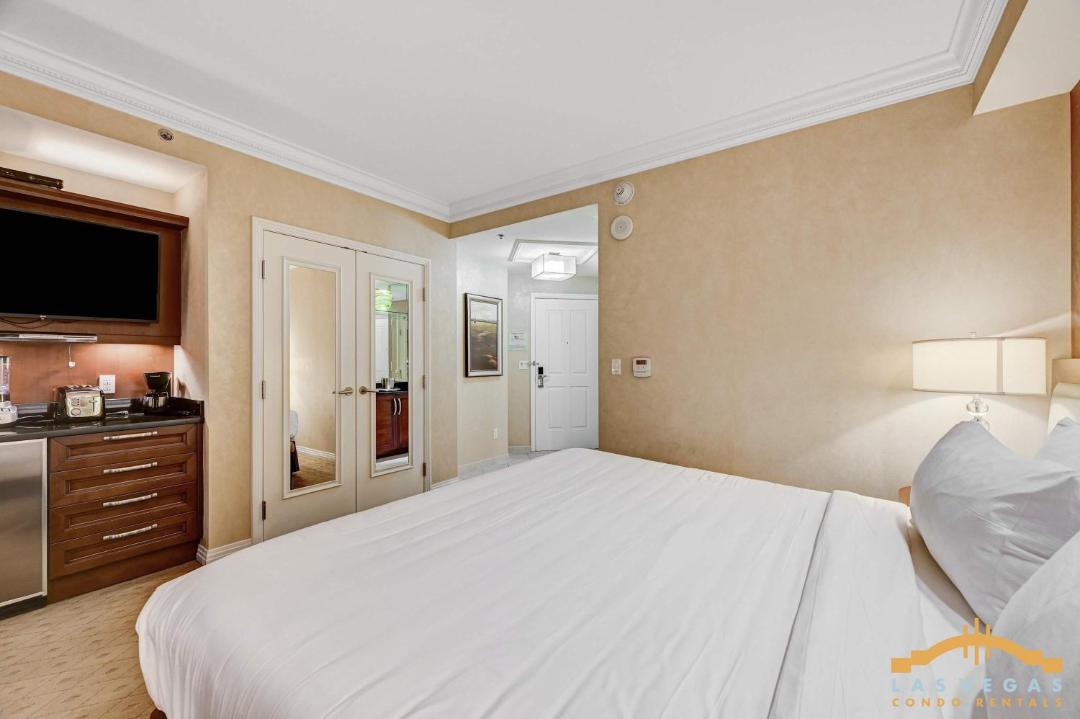 Las Vegas House | MGM Signature-34-604 Jacuzzi Studio
