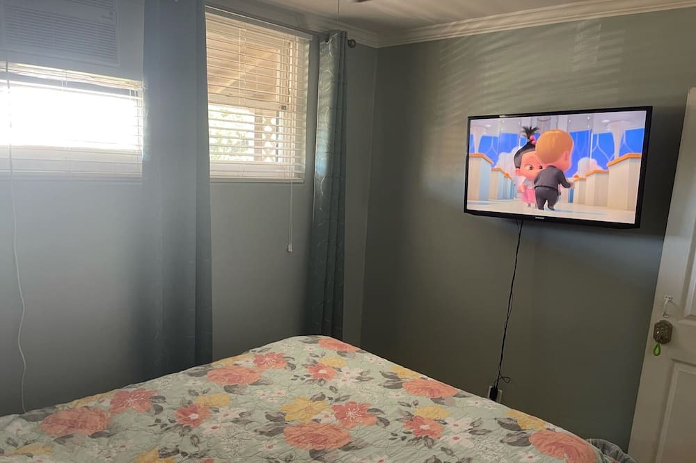 Photo of Bedroom in Historic Lahaina Front Street