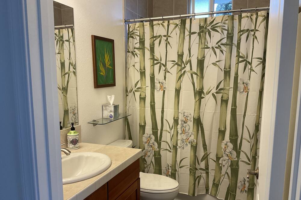 Photo of Bathroom in Holualoa