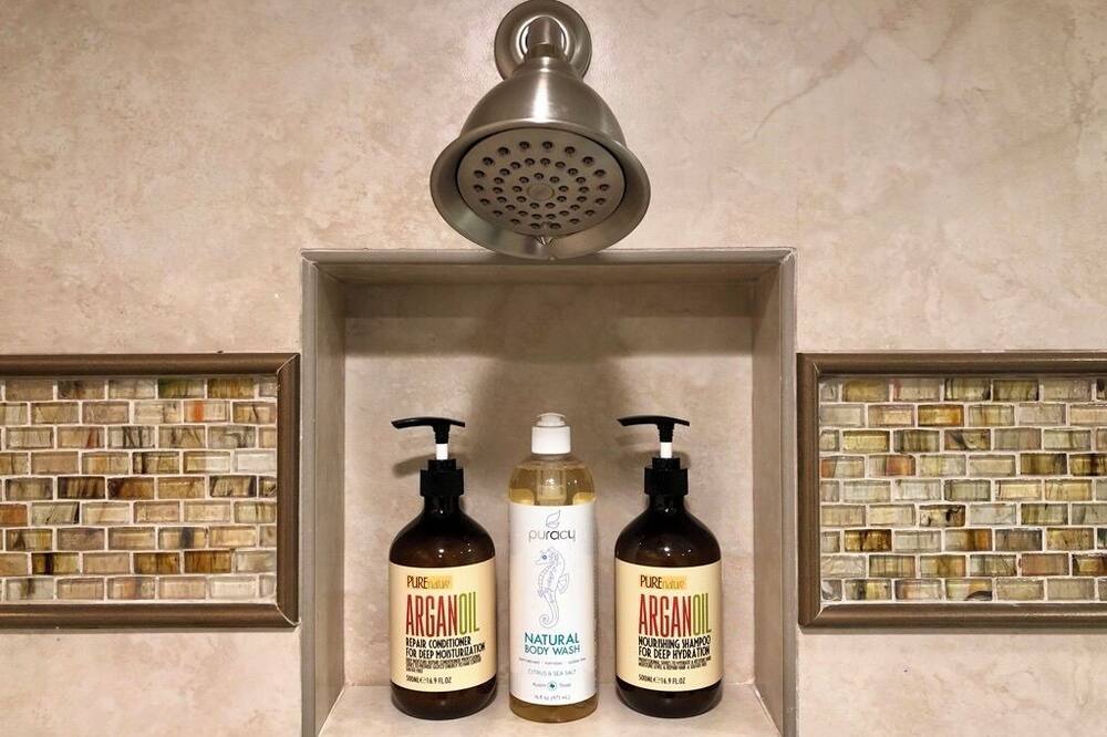 Photo of Bathroom in Historic Lahaina Front Street