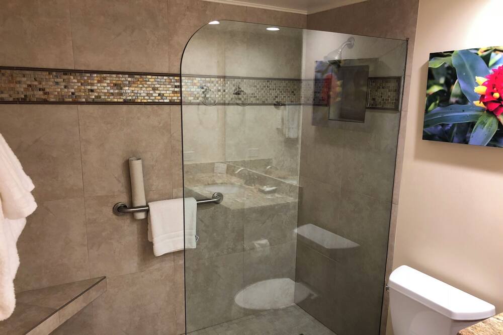 Photo of Bathroom in Historic Lahaina Front Street