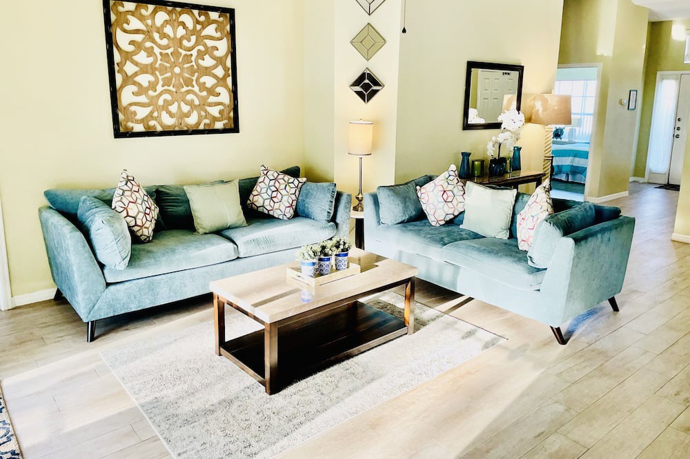 Photo of Livingroom in Woodridge