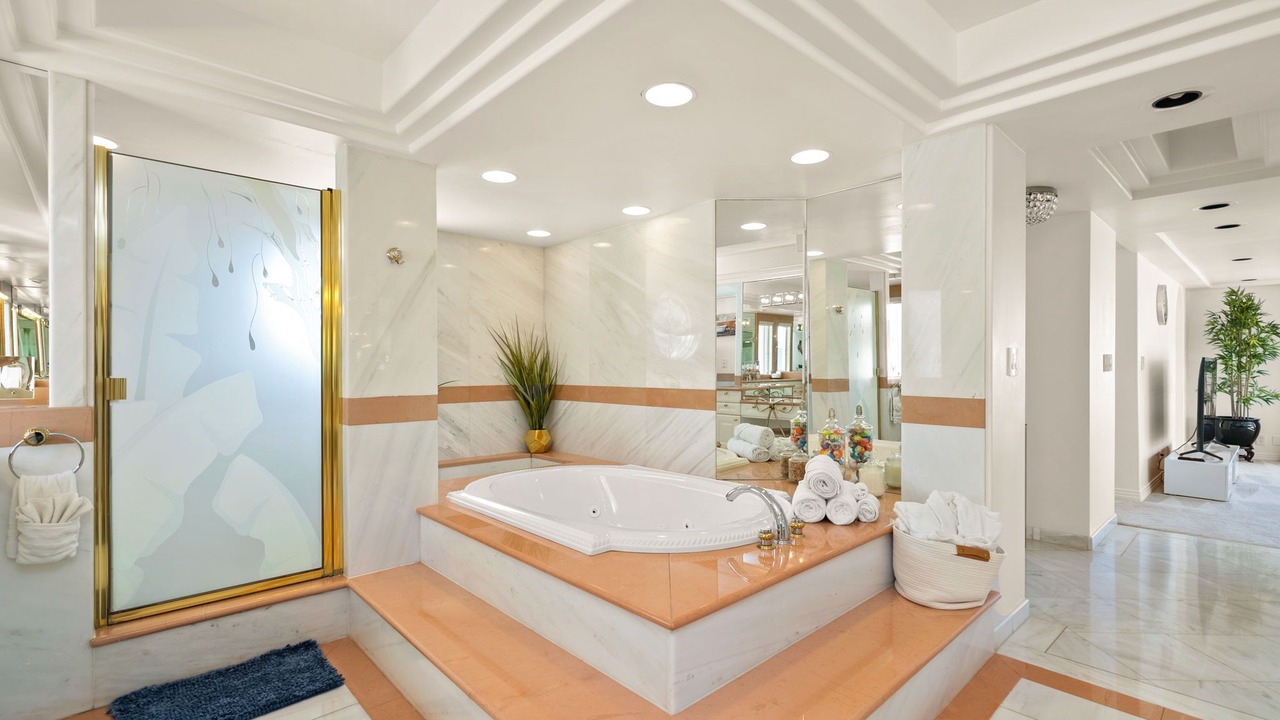 Photo of Bathroom in Hawaii Loa Ridge