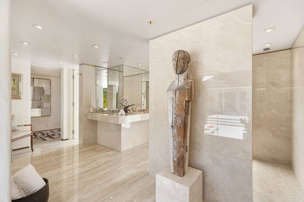 Photo of Bathroom in Kuliouou - Kalani Iki