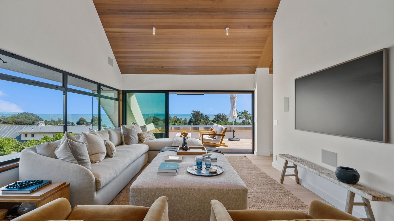 Photo of Livingroom in Central Malibu