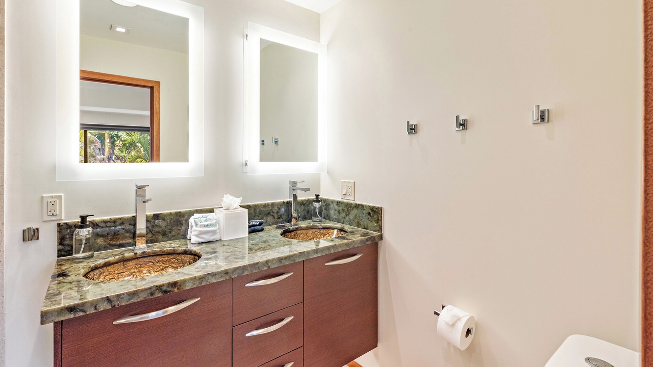 Photo of Bathroom in Downtown Lahaina