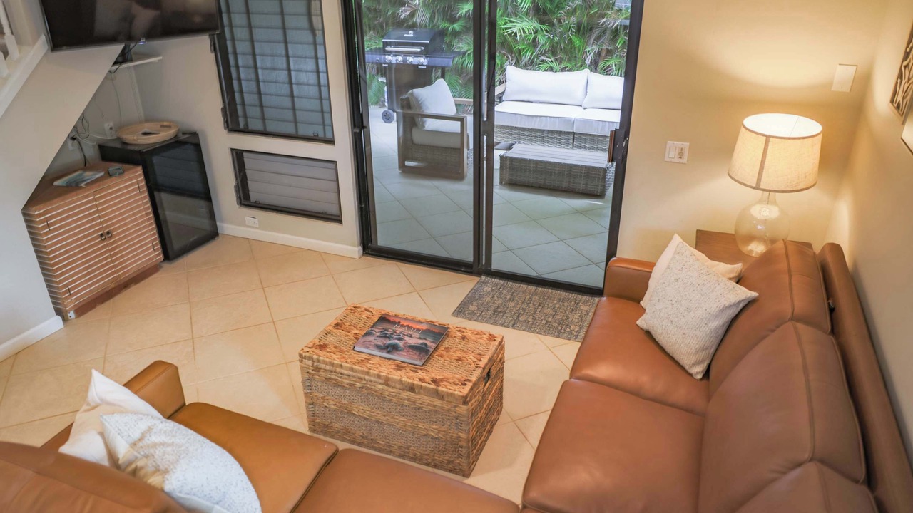Photo of Livingroom in Historic Lahaina Front Street