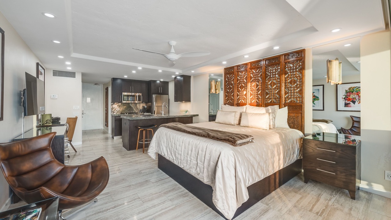 Photo of Bedroom in Historic Lahaina Front Street