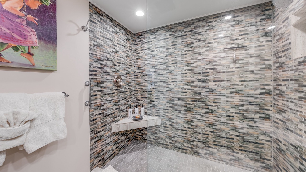 Photo of Bathroom in Historic Lahaina Front Street