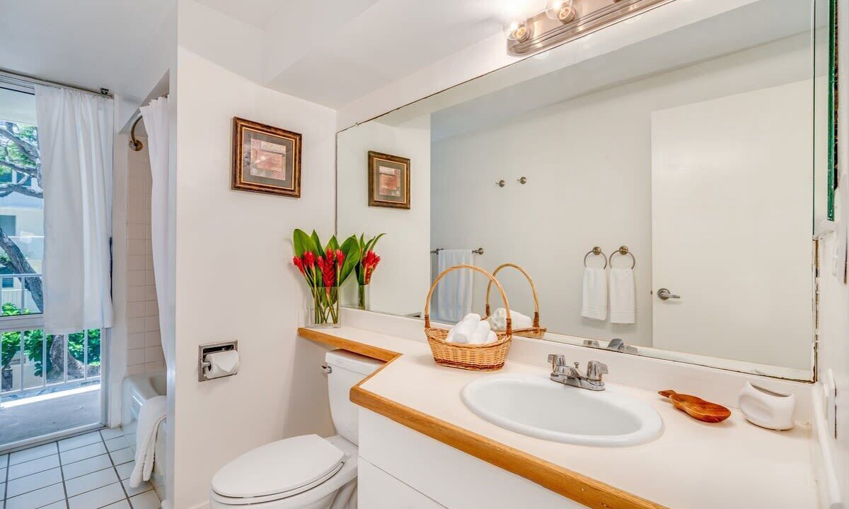 Photo of Bathroom in Diamond Head - Kapahulu - St. Louis