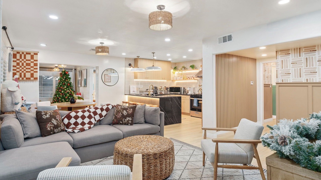 Photo of Livingroom in Sherwood Forest and Thistle Development