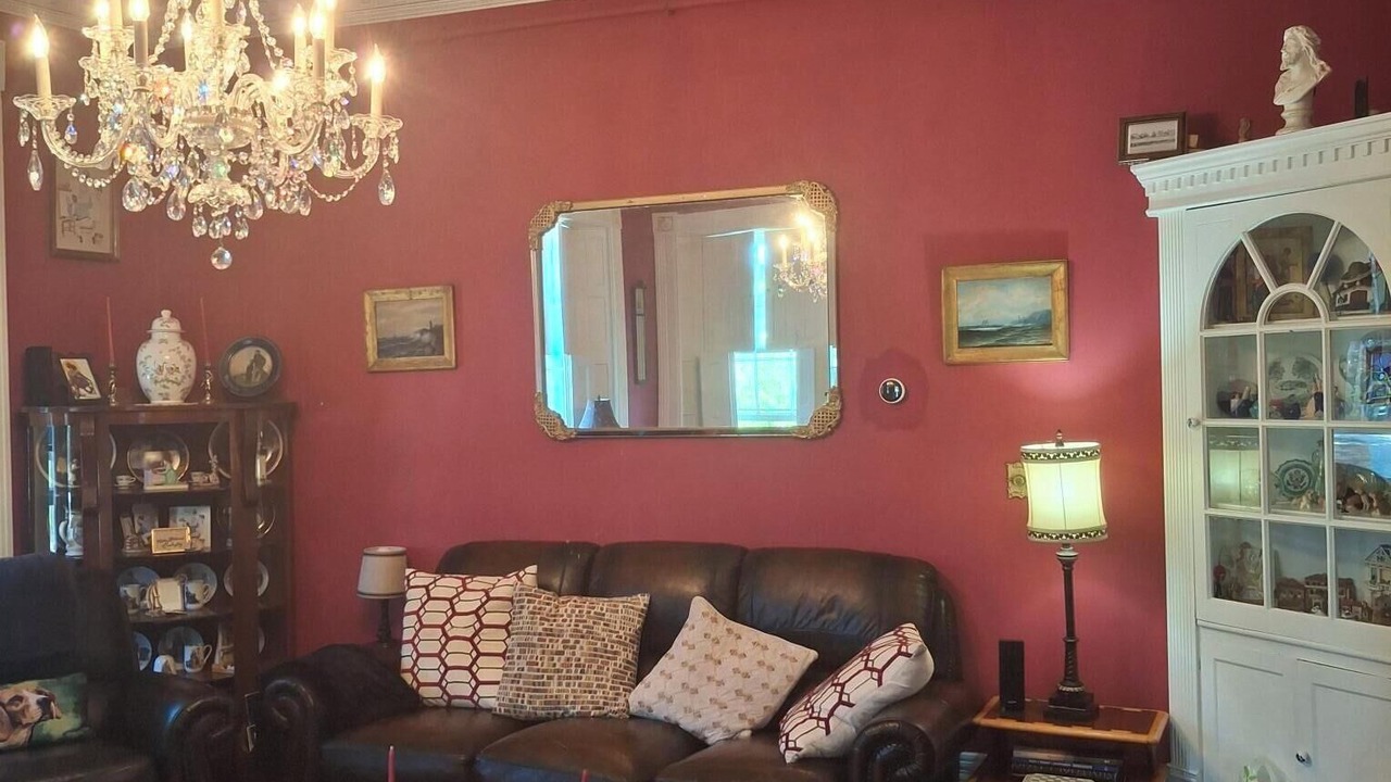 Photo of Livingroom in Historic Hill