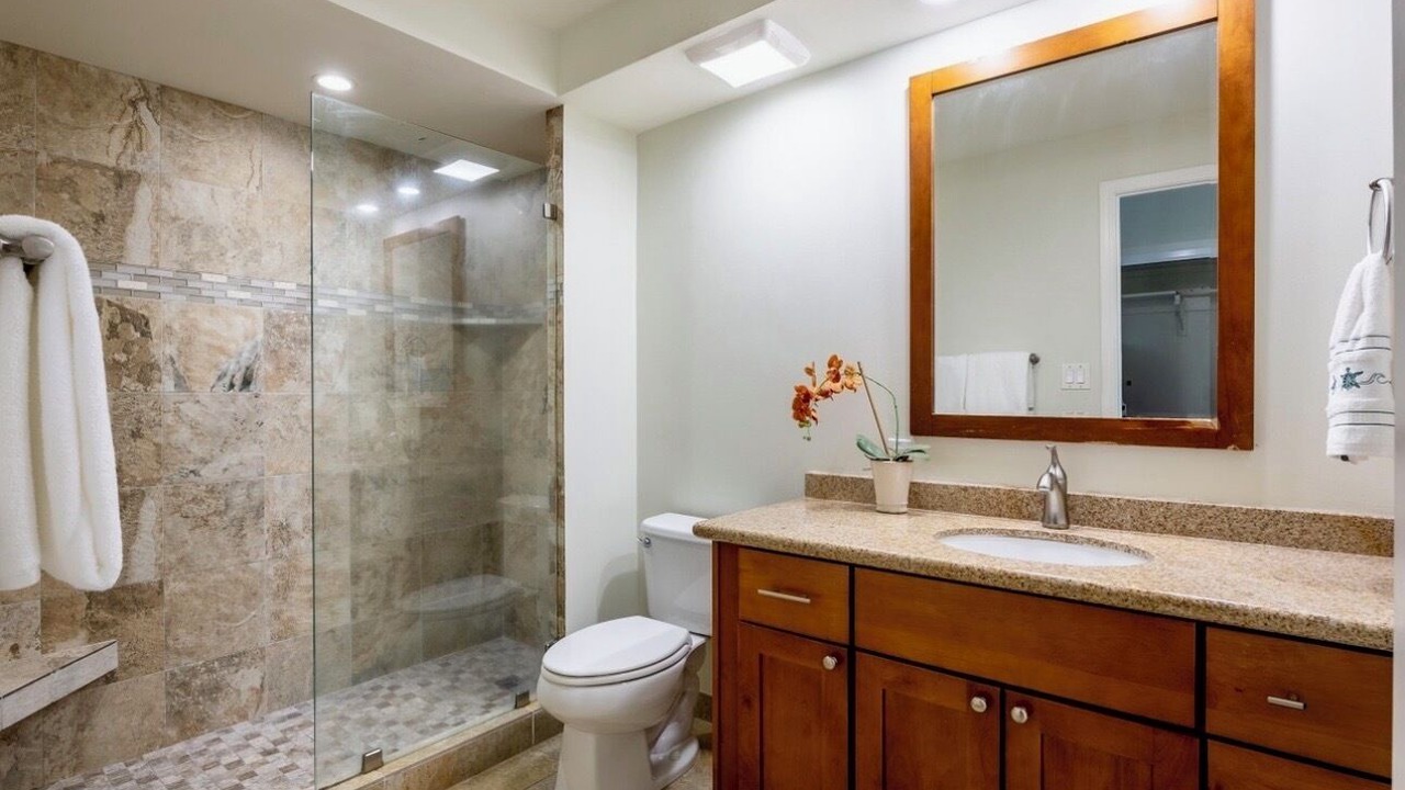 Photo of Bathroom in Historic Lahaina Front Street