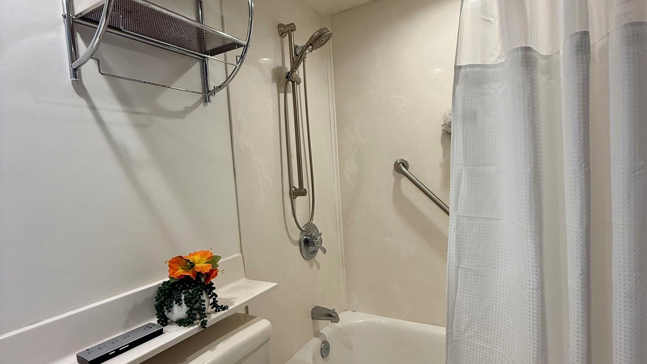 Photo of Bathroom in Downtown Honolulu