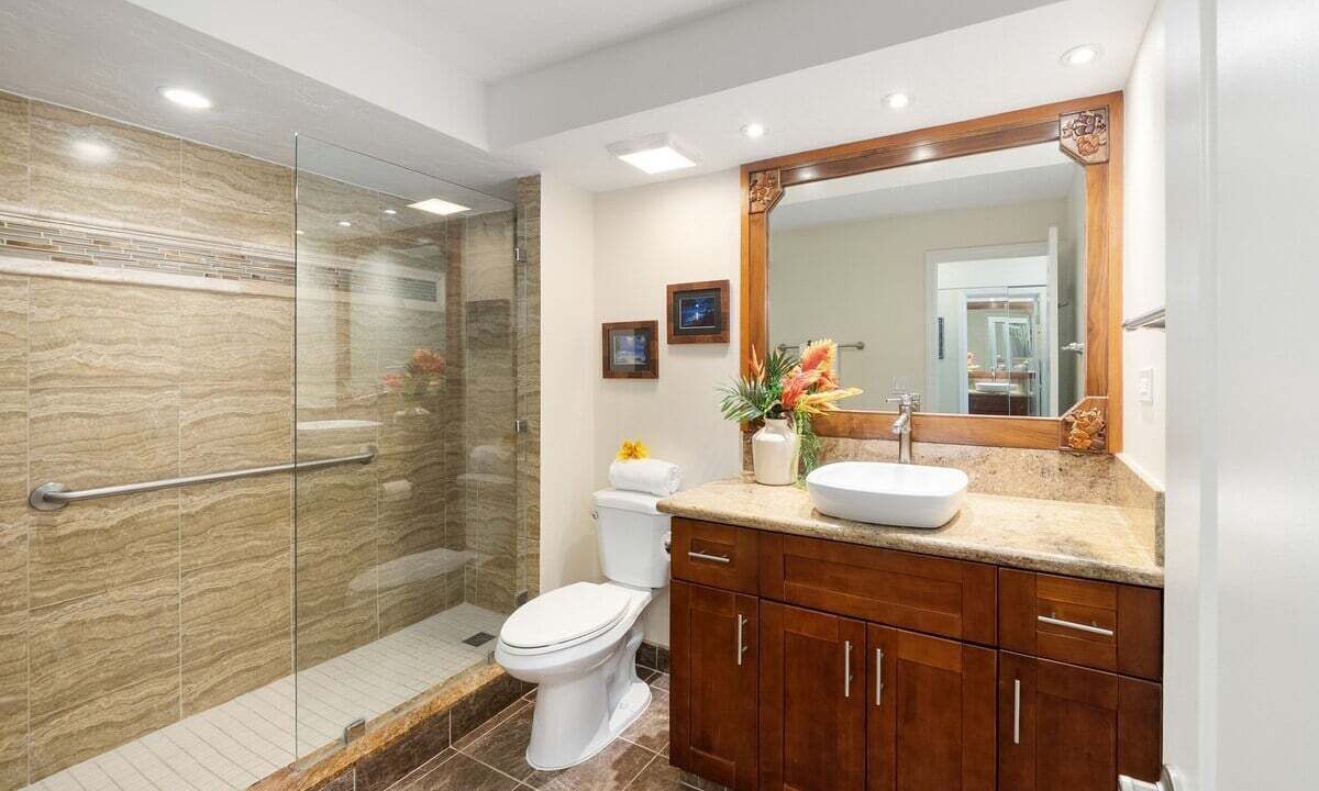 Photo of Bathroom in Historic Lahaina Front Street