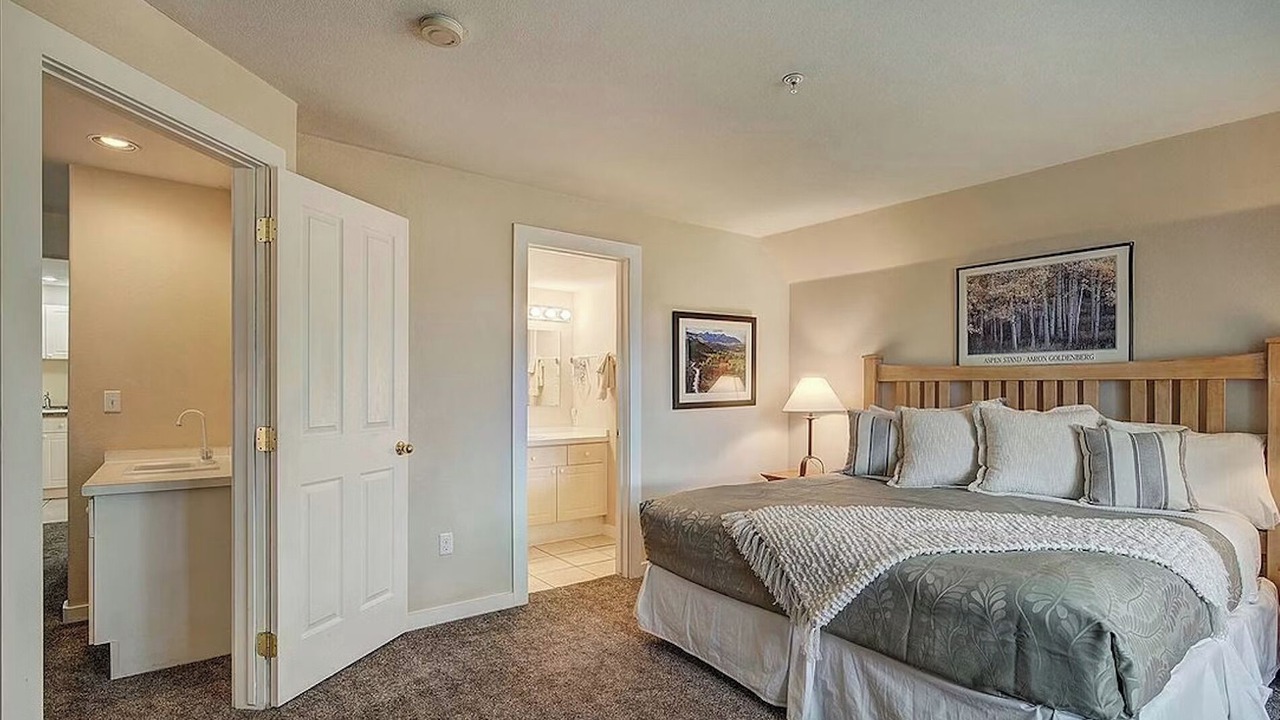 Photo of Bedroom in Summit Cove