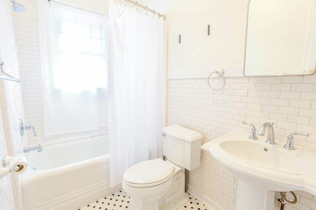 Photo of Bathroom in Diamond Head - Kapahulu - St. Louis