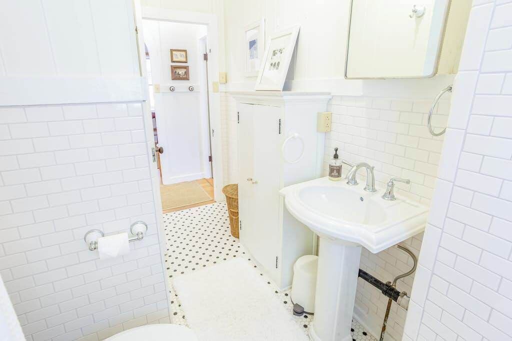 Photo of Bathroom in Diamond Head - Kapahulu - St. Louis