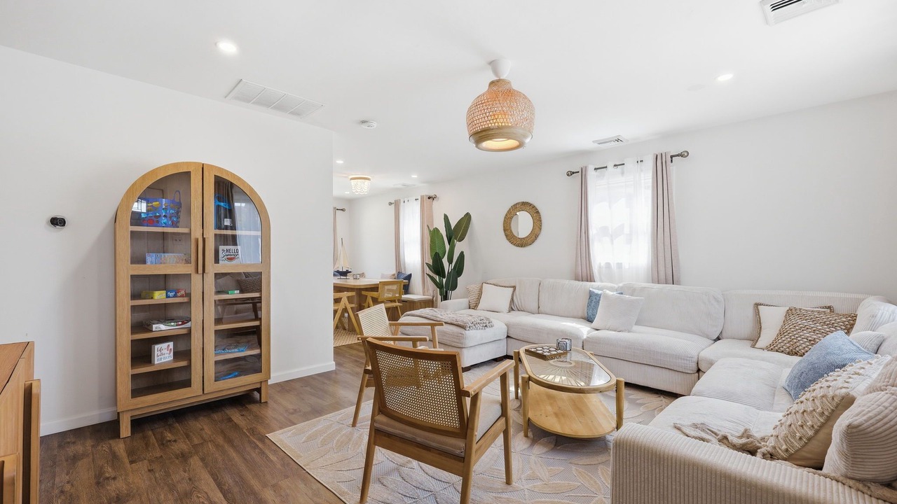 Photo of Livingroom in Town Bank