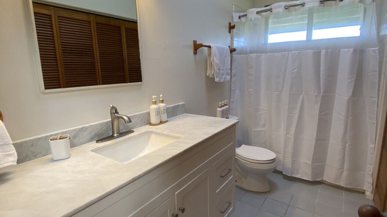 Photo of Bathroom in Wainiha