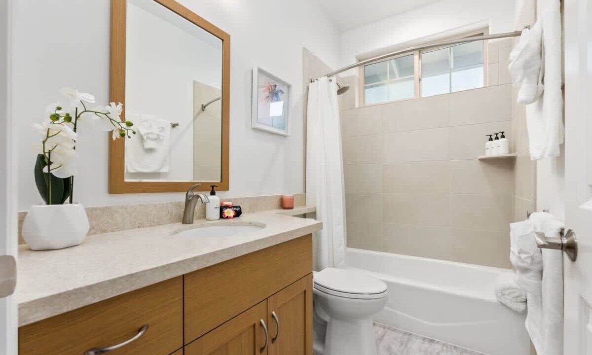 Photo of Bathroom in Makaha Valley