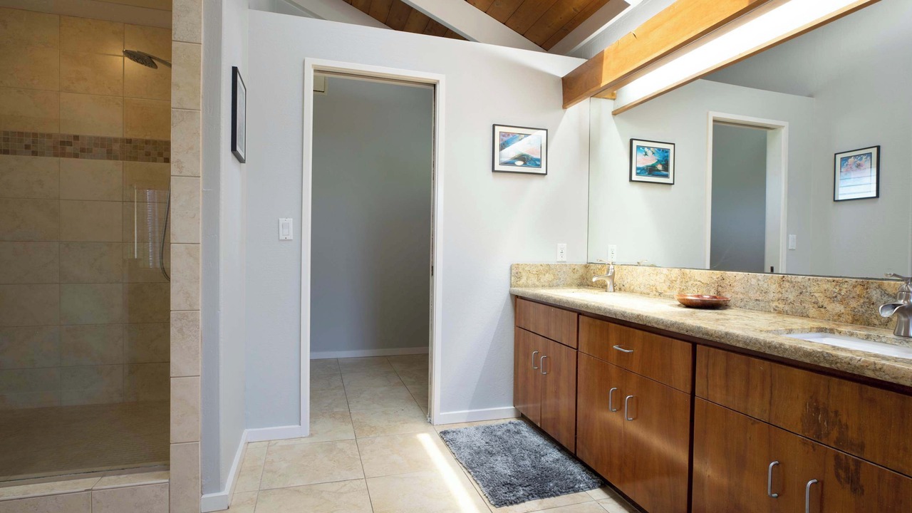Photo of Bathroom in Keauhou