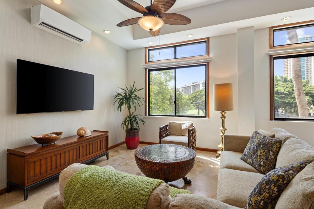 Photo of Livingroom in Waikiki