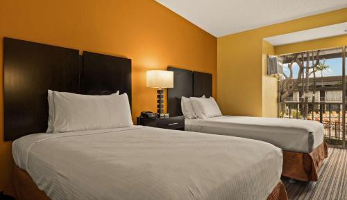 Double Room with Two Double Beds and Courtyard View - Pet Friendly/Ground Floor/Non-Smoking