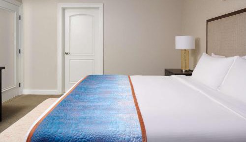 1 Bedroom Deluxe King Resort View Suite