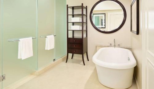 1 Bedroom Deluxe King Golf View Suite