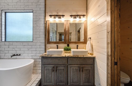 Broken Bow House | Luxury 5 BR retreat on Stocked Fishing Pond Treefort Playground 3 kayaks,17 🛏️