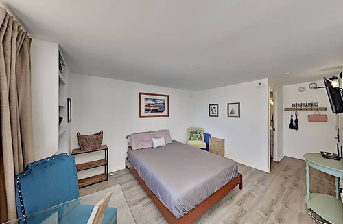McCully - Moiliili Condo | Hawaiian Monarch 805 Condo by RedAwning