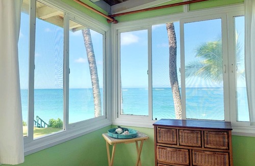 Punaluu Cottage | Breathtaking Ocean Views Beach Cottage