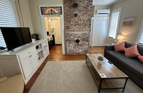 Historic Hill Apartment | Exposed Brick Suite 1 Bed/1 Bath/Pullout Sofa 1 Bedroom Apts