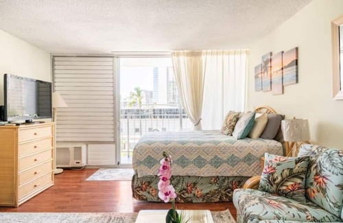 Waikiki Condo | 16 GUESTS , 4 X ❤️AWESOME STUDIOS❤️ , FREE PARKING, 5MIN TO OCEAN