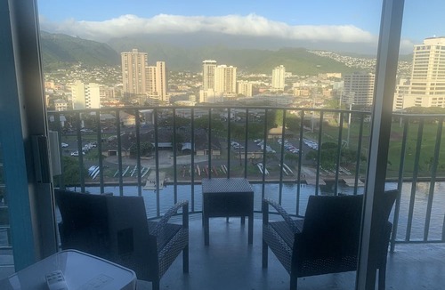 McCully - Moiliili Apartment | Breezy Waikiki Apartment sleeps 6 with Free Parking