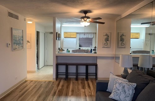 McCully - Moiliili Apartment | Breezy Waikiki Apartment sleeps 6 with Free Parking