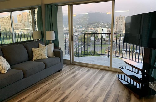 McCully - Moiliili Apartment | Breezy Waikiki Apartment sleeps 6 with Free Parking